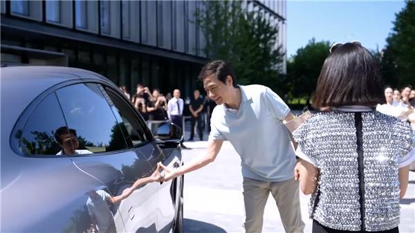 小米YU7首批交付 雷军亲自献花交车