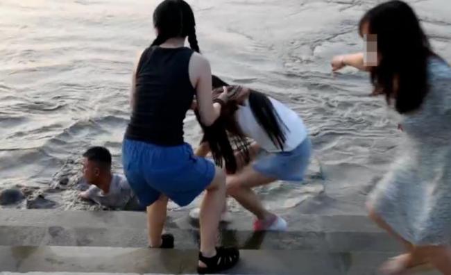 33岁男子救12岁男童